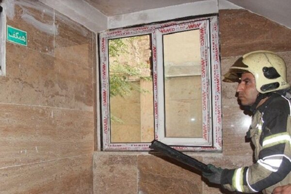 نجات ۲۷ نفر از آتش‌سوزی یک منزل مسکونی