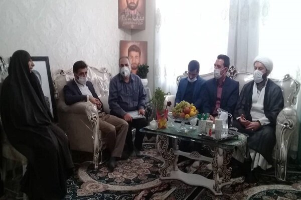 دیدار مسئولان دانشگاه آزاد تهران شرق با مادر شهید «قدیر سرلک»