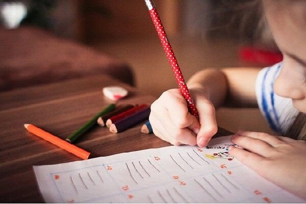 چرا نوشتن با دست بچه ها را باهوش تر می کند؟