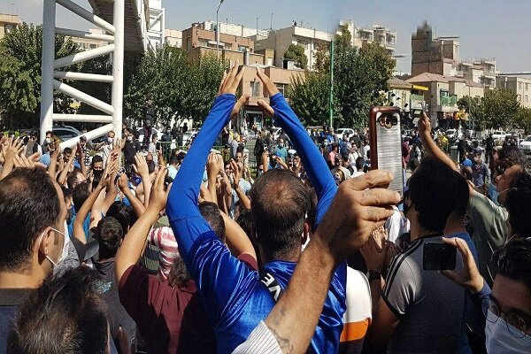 تجمع هواداران معترض استقلال مقابل مجلس+ عکس
