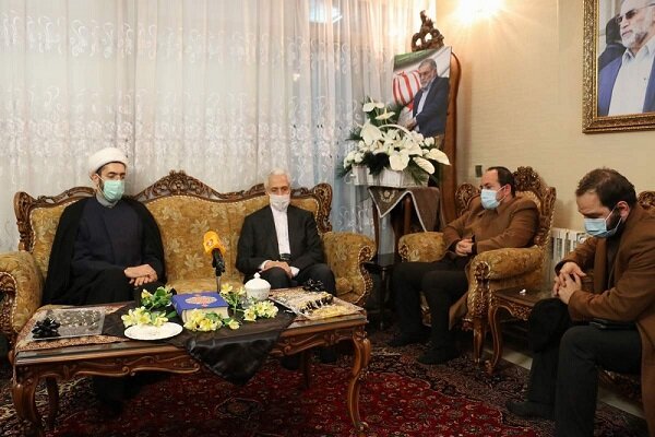 حضور رئیس نهاد نمایندگی مقام معظم رهبری در دانشگاه‌ها در منزل شهید «محسن فخری‌زاده»