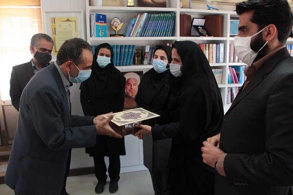 نشان «یار مهربان» به عضو هیأت علمی واحد بوشهر اعطا شد