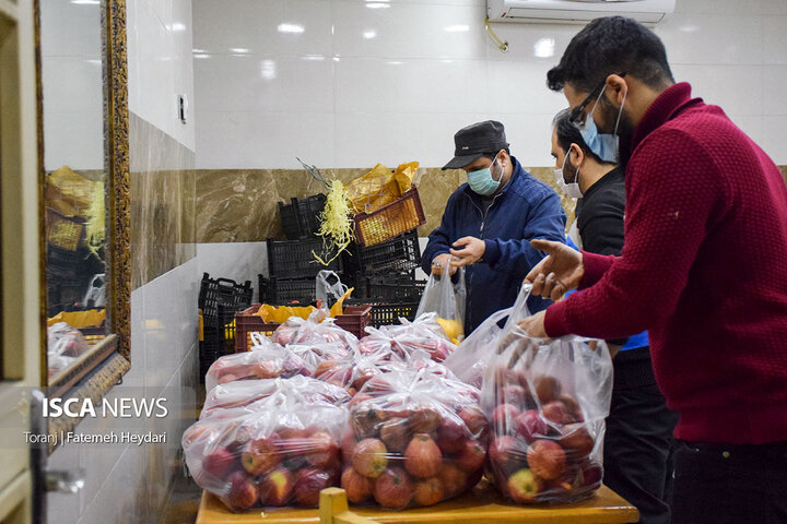 بسته بندی سبد مواد غذایی در آستانه شب یلدا