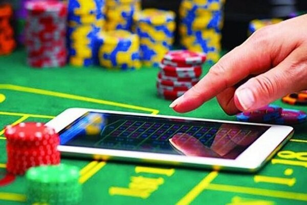 ۱۰ سلبریتی به جرم تبلیغ قمار دستگیر شدند/ استرداد مدیران سایت‌های قماربازی به کشور
