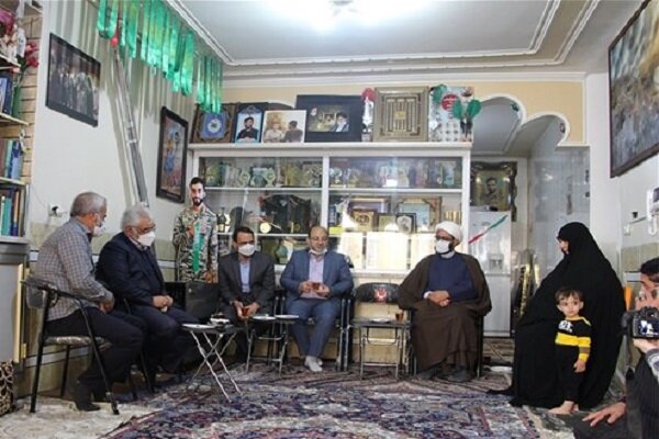 رئیس دانشگاه آزاد اسلامی با خانواده شهید حججی دیدار کرد