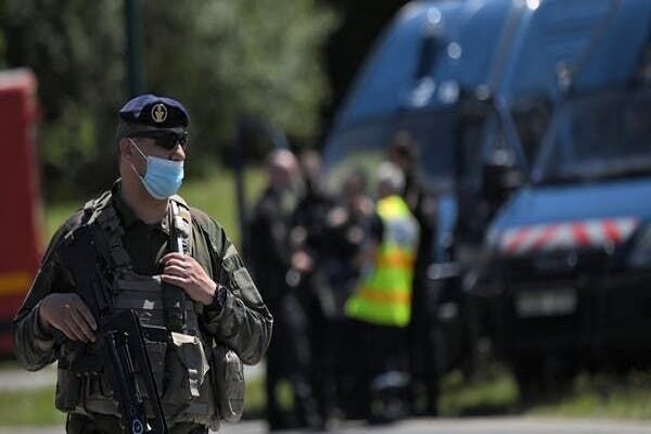 زخمی شدن سه پلیس فرانسوی با سلاح سرد مهاجمی