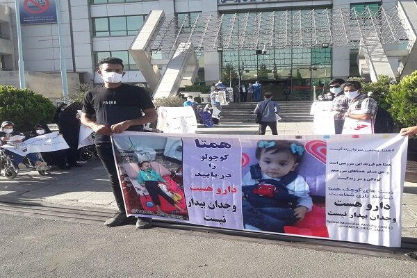 اعتراض کودک بیمار مبتلا به اس ام ای در تجمع مقابل مجلس + فیلم