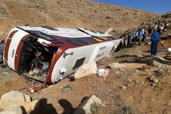 واژگونی اتوبوس قوچان-تهران در سمنان/ ۲۹ نفر مصدوم شدند