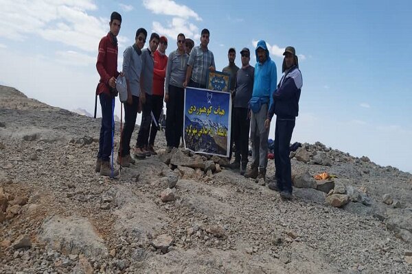 تیم کوهنوردی دانشگاه آزاد شهرکرد به قله شاهان‌کوه بختیاری صعود کرد
