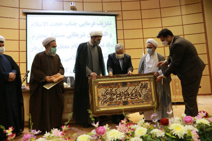 مراسم تکریم و معارفه مسئول نهاد رهبری در دانشگاه آزاد استان تهران برگزار شد