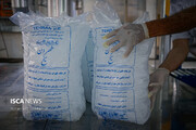 تشدید فعالیت کارخانه تولید یخ استکانی با افزایش دمای هوا در شهر تهران
