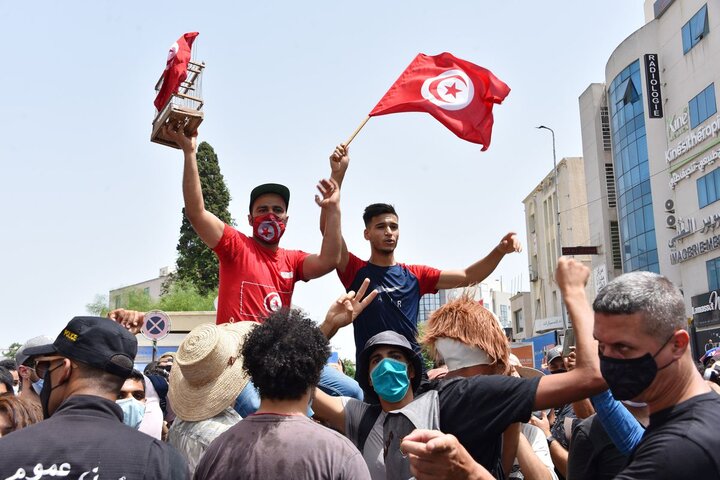 تداوم تنش در تونس؛ کودتا یا تلاش برای بهبود شرایط سیاسی و اقتصادی این کشور!