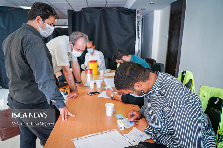 اولین دُز واکسن کرونا به خبرنگاران رسانه‌های دانشگاه آزاد اسلامی تزریق شد