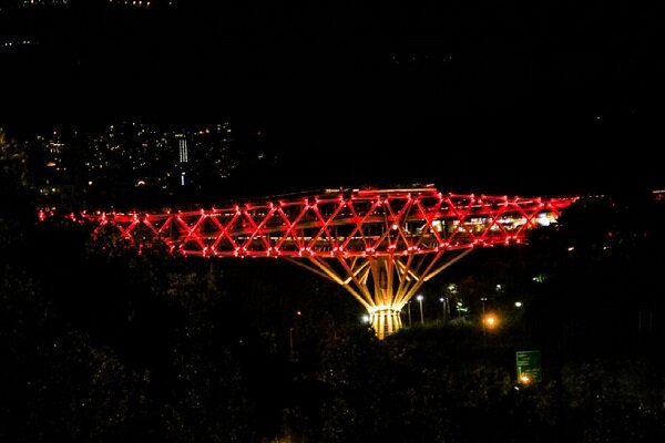 پل طبیعت به رنگ قرمز در می آید
