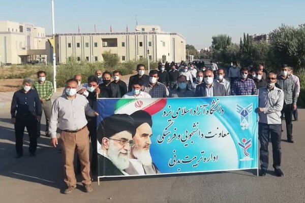 همایش پیاده‌روی به مناسبت هفته دولت و روز کارمند در دانشگاه آزاد واحد یزد برگزار شد