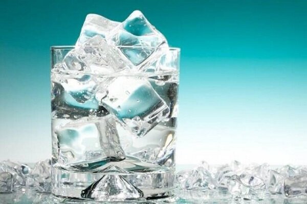مضرات نوشیدن آب یخ برای سلامت بدن