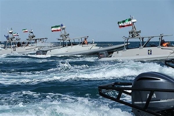 رژه ۱۵۰ فروند شناور نیروی دریایی سپاه در خلیج فارس