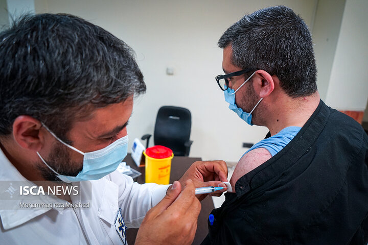 خبرنگاران رسانه‌های دانشگاه آزاد اسلامی دومین دُز واکسن کرونا را دریافت کردند