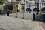 تمسخر رژیم صهیونیستی با پرتاب ده‌ها قاشق مقابل سفارت تل‌آویو
