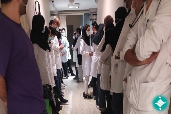کارورزان پزشکی بیمارستان مفید تجمع کردند + عکس