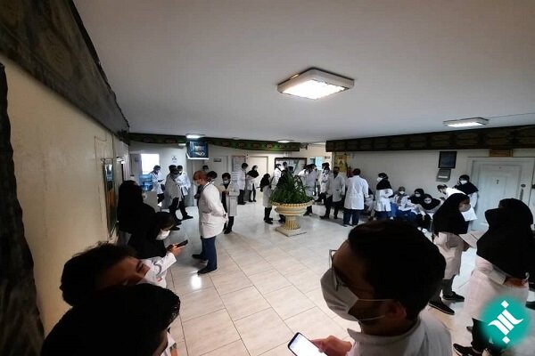 کارورزان پزشکی بیمارستان مفید تجمع کردند + عکس