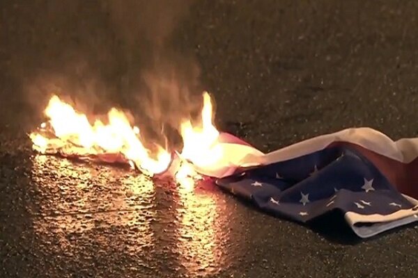 یونانی‎ها پرچم‌ آمریکا را به آتش کشیدند