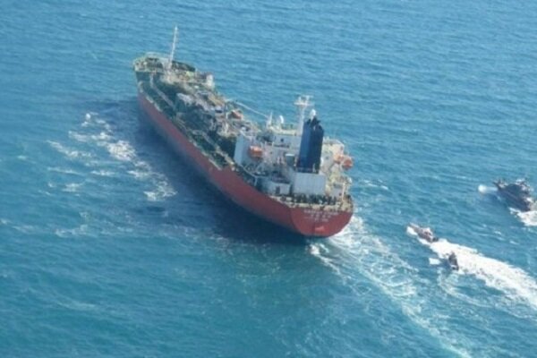 نزدیک شدن ۶ قایق به یک کشتی تجاری در بندر المخا یمن