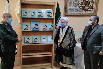 مراسم رونمایی از مجموعه کتب نقش امام خمینی (ره) در دفاع مقدس برگزار شد