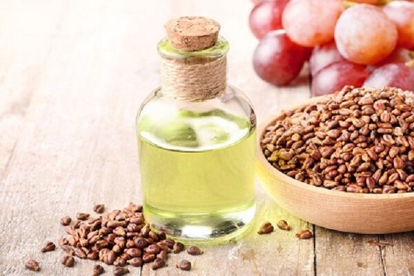 طب سنتی / مزایا و فواید روغن هسته انگور برای پوست و مو 