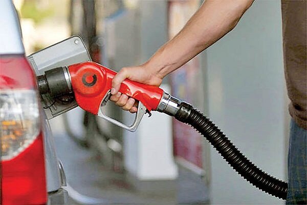 پلمپ یک پمپ بنزین به علت تبانی با خودروهای قاچاق سوخت 