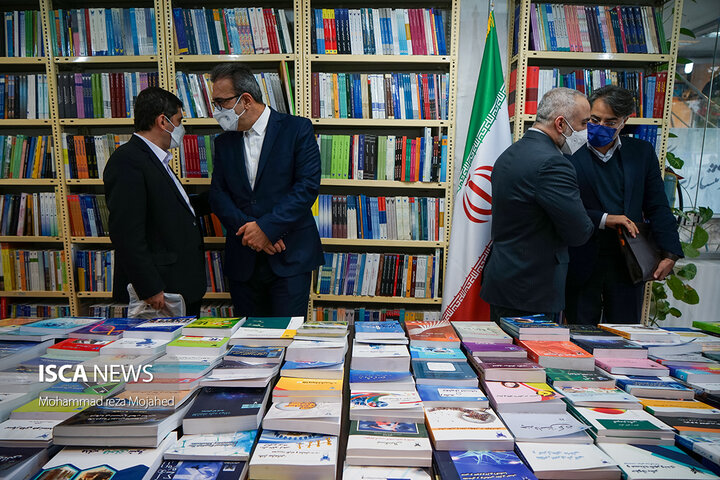 آئین گشایش کتابفروشی و نمایشگاه دائمی کتاب دانشگاه آزاد اسلامی