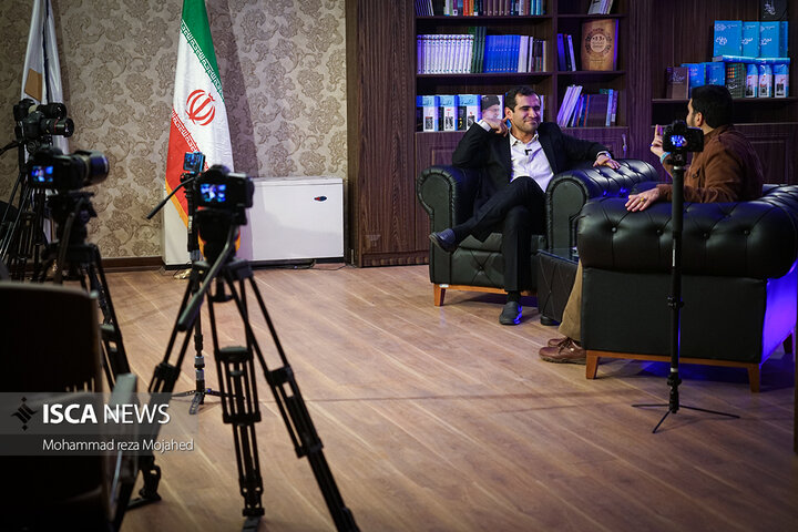 صندلی داغ با مجید حسینی در برنامه گرانش