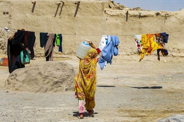 کولبری بانوان مصداق خشونت علیه زنان / کیلومترها راه با دبه‌های سنگین برای فرار از تشنگی