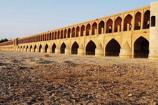 تاسیس کارخانه در اصفهان خیانت بود/ بحران آب ربطی به خشکسالی ندارد