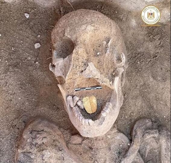 کشف بقایای زن و مردی که 2500 سال پیش با زبان طلا دفن شده‌اند