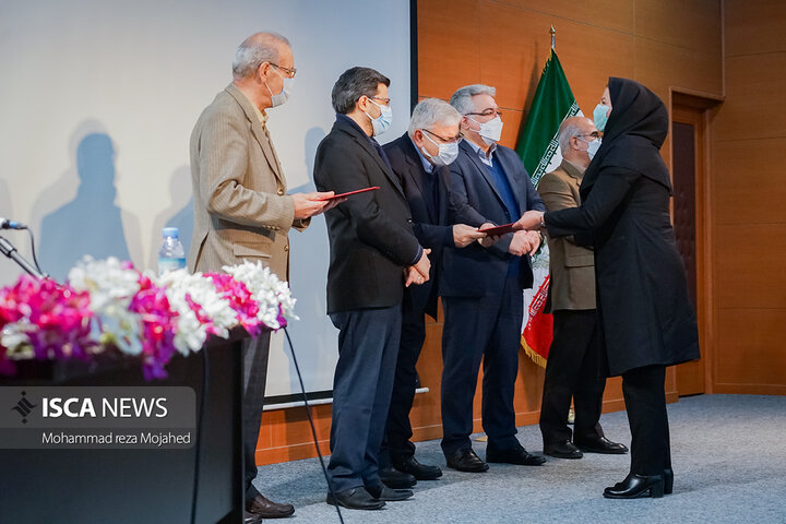 تقدیر از اساتید، پژوهشگران و دانشجویان منتخب دانشگاه علوم پزشکی آزاد اسلامی تهران به مناسبت هفته پژوهش