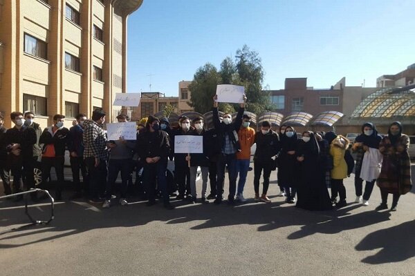 تجمع دانشجویان پزشکی در اعتراض به برگزاری حضوری امتحانات