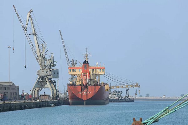 توقیف یک کشتی یمنی توسط عربستان 
