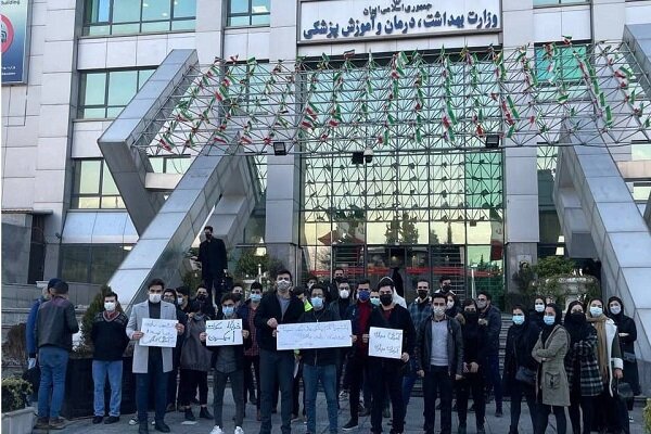 تجمع اعتراضی دانشجویان علوم پزشکی مقابل وزارت بهداشت/ امتحانات مجازی شود