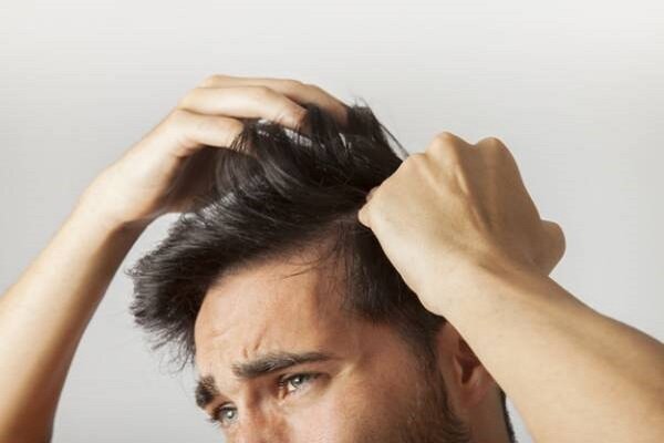 ۱۵ اشتباه رایج شستشوی مو که به موهایتان آسیب میزند
