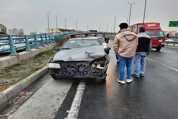 تصادف زنجیره‌ای ٢٠ خودرو در اتوبان حکیم تهران + عکس و فیلم