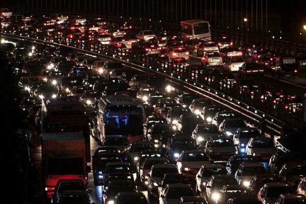 ادامه ترافیک چند ساعته در تهران به دلیل بارندگی