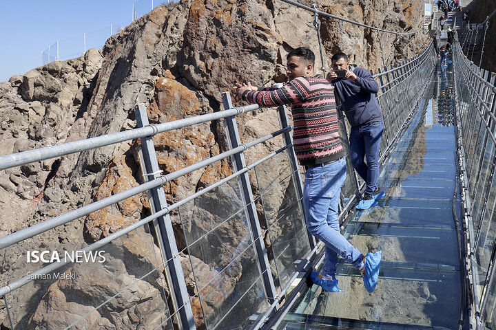 گردشگران نوروزی در نخستین پل شیشه‌ای قوسی جهان