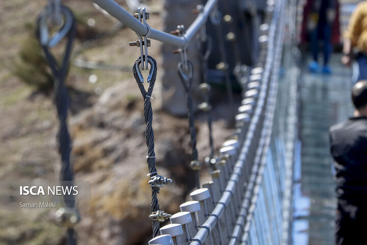 گردشگران نوروزی در نخستین پل شیشه‌ای قوسی جهان