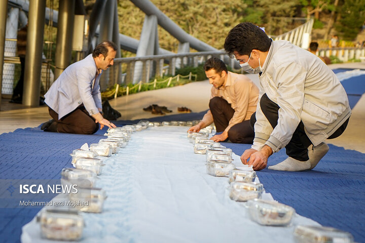 «افطاری ساده» روی پل طبیعت در شب میلاد کریم اهل بیت