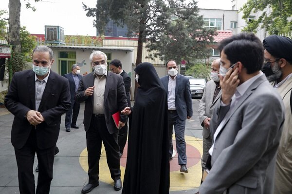 رئیس دانشگاه آزاد اسلامی از دبستان دخترانه سما ۳ تهران بازدید کرد