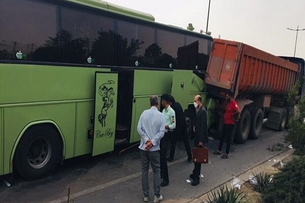 برخورد اتوبوس با ۱۴ خودرو در یکی از خیابان‌های تهران