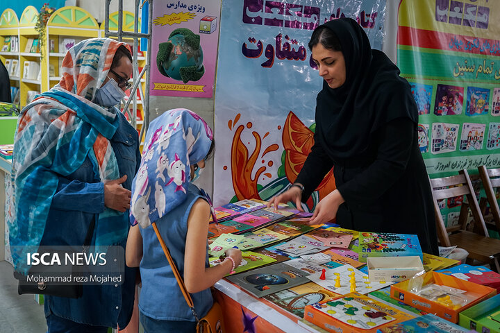 اولین روز از سی و سومین نمایشگاه بین المللی کتاب تهران