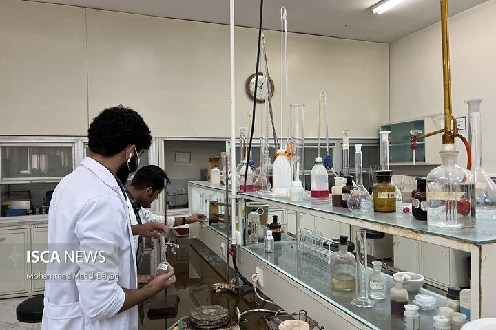 فعالیت دانشجویان در آزمایشگاه شیمی دانشگاه آزاد اسلامی یزد برای در رویداد گام دوم