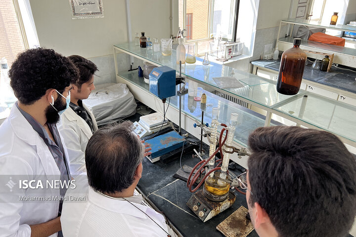 فعالیت دانشجویان در آزمایشگاه شیمی دانشگاه آزاد اسلامی یزد برای در رویداد گام دوم